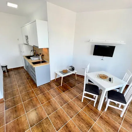 Nelly Seafront Apartment Durres