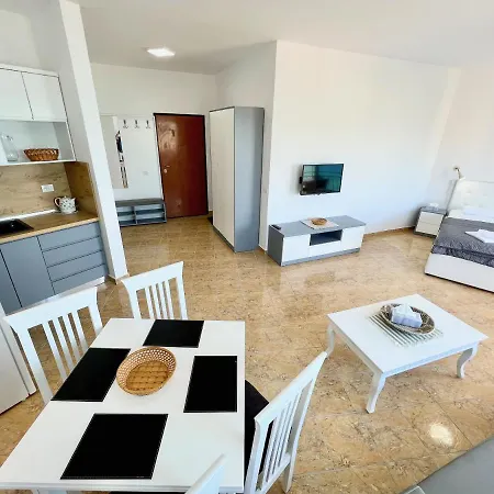Nelly Seafront Apartment *
