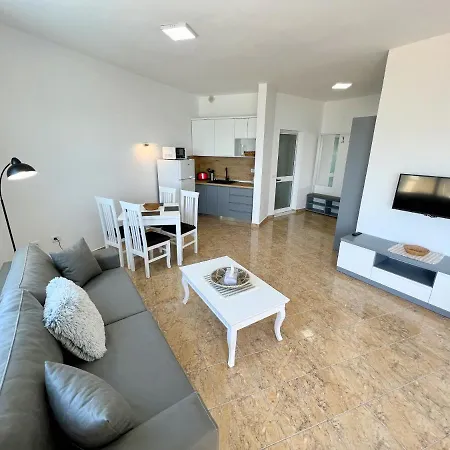 Nelly Seafront Apartment Durres