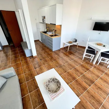 Nelly Seafront Apartment Durres